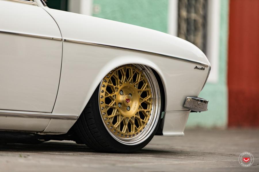 Детали экстерьера Audi 100 on Vossen Wheels (ERA-1) (C1) 2019 года  (фото 31 из 50)